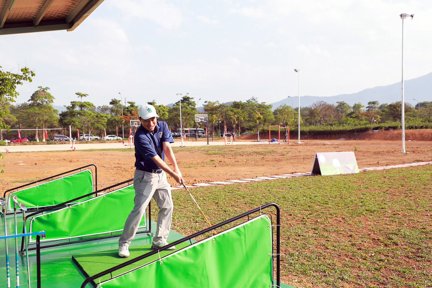 Khu thể thao hoạt động với quần thể các sân tập golf. Khu thể thao hoạt động với quần thể các sân tập golf.