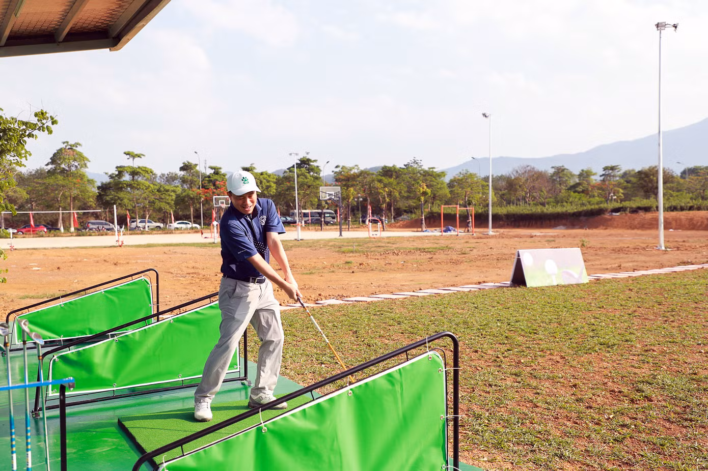 Khu thể thao hoạt động với quần thể các sân tập golf.