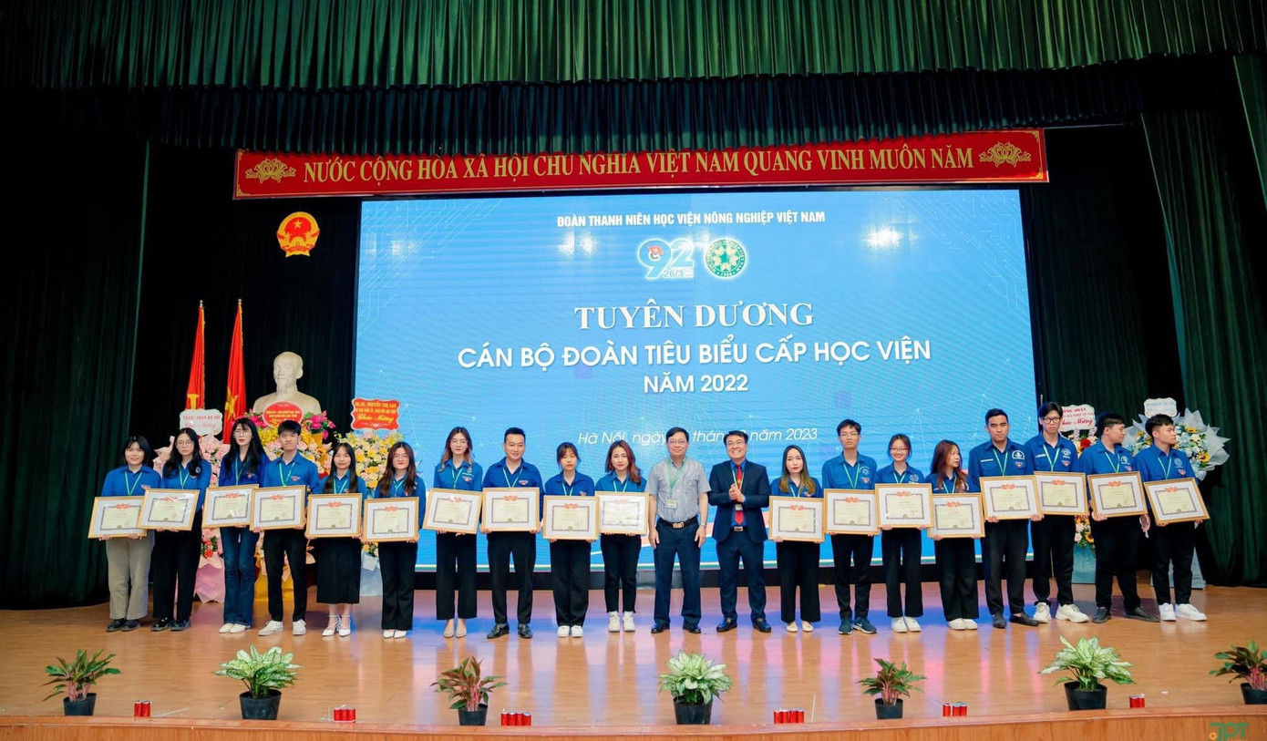 Dương đã rất vinh dự khi được nhận danh hiệu “Cán bộ Đoàn tiêu biểu” cấp Học viện năm 2022.