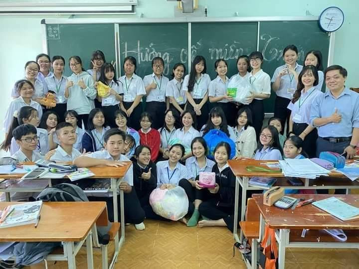 Thầy Châu cùng các em học sinh quyên góp cho hoạt động Hướng về miền Trung. Thầy Châu cùng các em học sinh quyên góp cho hoạt động Hướng về miền Trung.