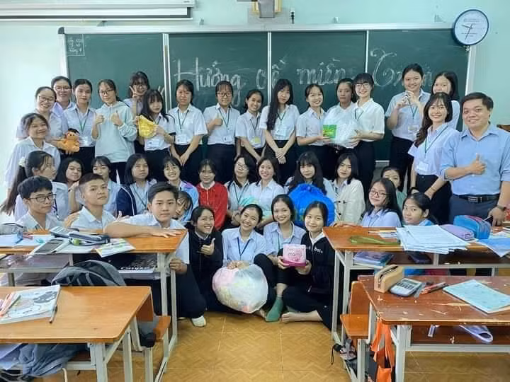Thầy Châu cùng các em học sinh quyên góp cho hoạt động Hướng về miền Trung. Thầy Châu cùng các em học sinh quyên góp cho hoạt động Hướng về miền Trung.