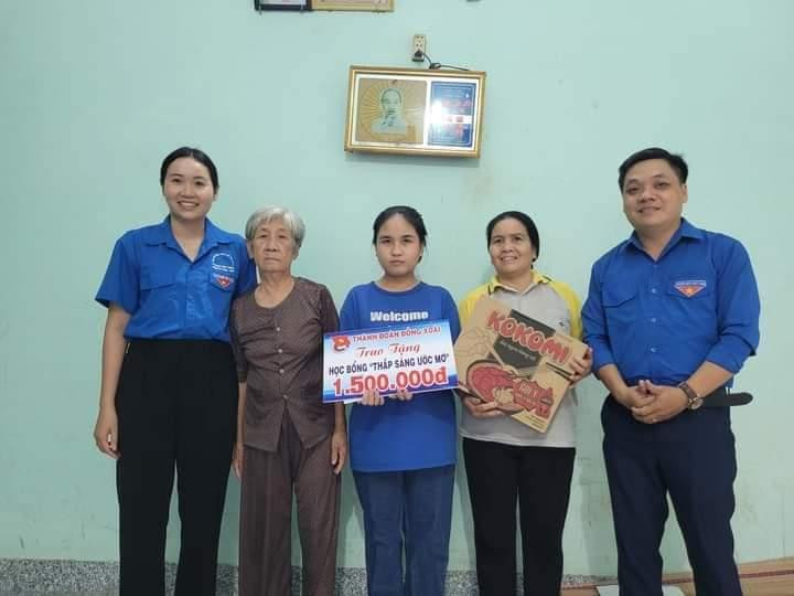 Trao học bổng “Thắp sáng ước mơ” cho em học sinh có hoàn cảnh khó khăn. Trao học bổng “Thắp sáng ước mơ” cho em học sinh có hoàn cảnh khó khăn.