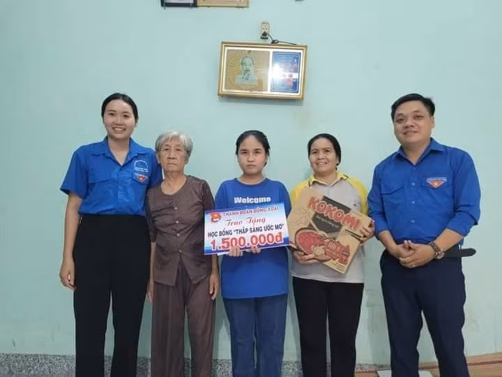 Trao học bổng “Thắp sáng ước mơ” cho em học sinh có hoàn cảnh khó khăn. Trao học bổng “Thắp sáng ước mơ” cho em học sinh có hoàn cảnh khó khăn.