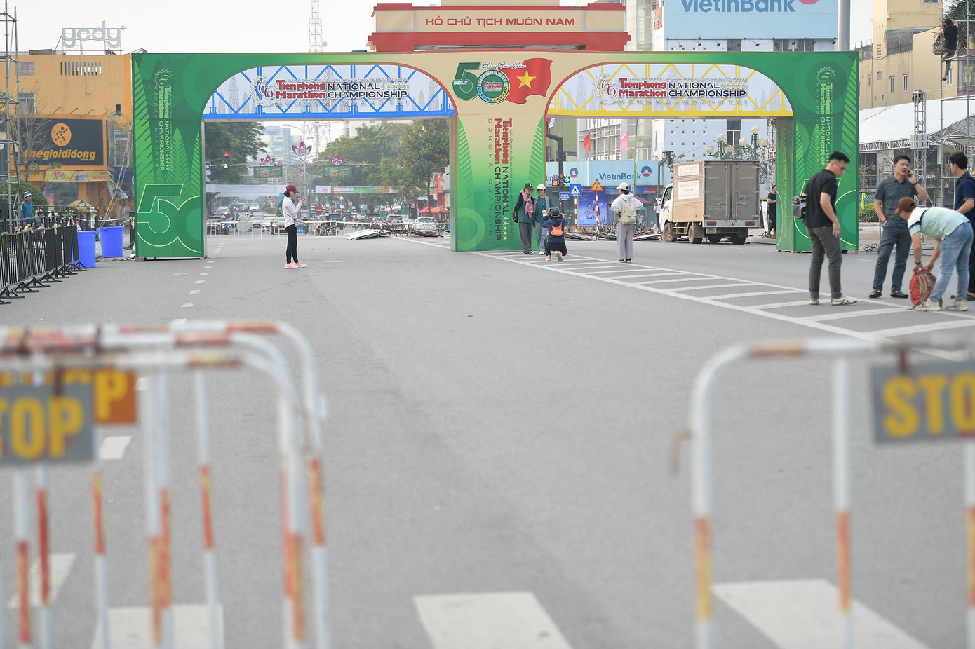 Anh Nguyễn Hoàng Minh (35 tuổi, Kon Tum), một runner tham gia cự ly 42km, chia sẻ: "Đây là lần thứ ba tôi tham gia Tiền Phong Marathon và cũng là lần đầu đặt chân đến Quảng Trị. Không khí ở đây rất tuyệt vời, ai cũng hào hứng, và tôi thực sự phấn khích khi được chạy trên cung đường lịch sử này".