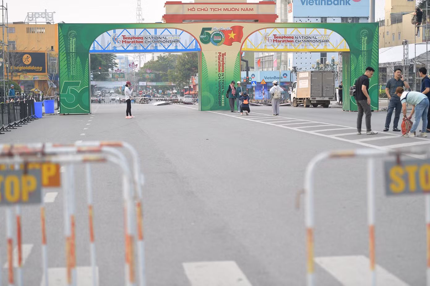 Anh Nguyễn Hoàng Minh (35 tuổi, Kon Tum), một runner tham gia cự ly 42km, chia sẻ: "Đây là lần thứ ba tôi tham gia Tiền Phong Marathon và cũng là lần đầu đặt chân đến Quảng Trị. Không khí ở đây rất tuyệt vời, ai cũng hào hứng, và tôi thực sự phấn khích khi được chạy trên cung đường lịch sử này".