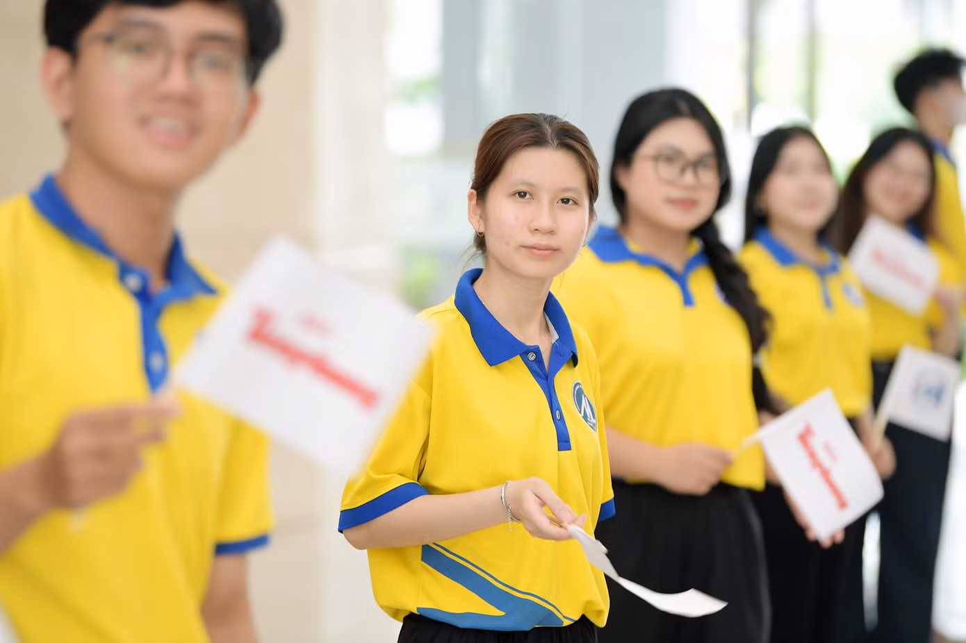 Sinh viên chờ đón Hoa hậu Hà Trúc Linh.