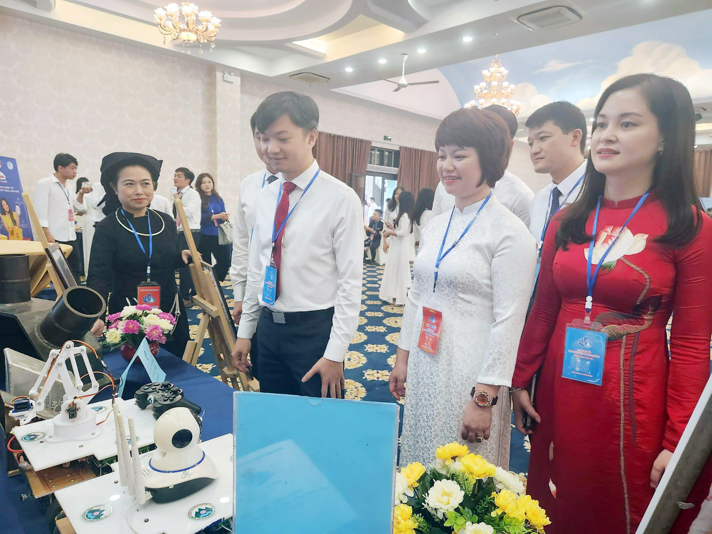 Các đại biểu tham quan gian hàng khởi nghiệp trong sinh viên.