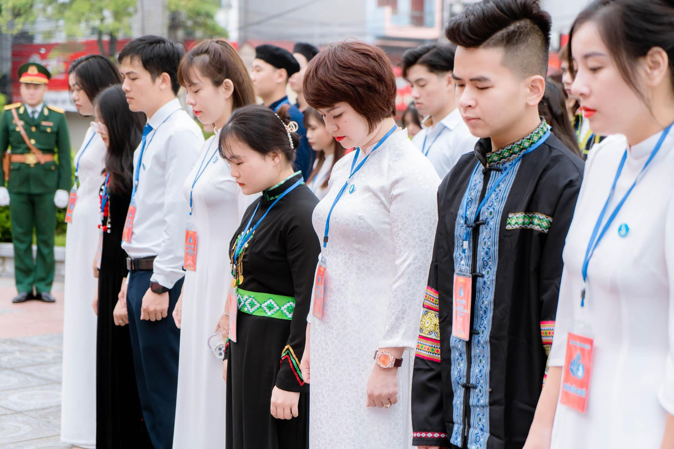 Các đại biểu dâng hương tưởng nhớ Chủ tịch Hồ Chí Minh. Các đại biểu dâng hương tưởng nhớ Chủ tịch Hồ Chí Minh.