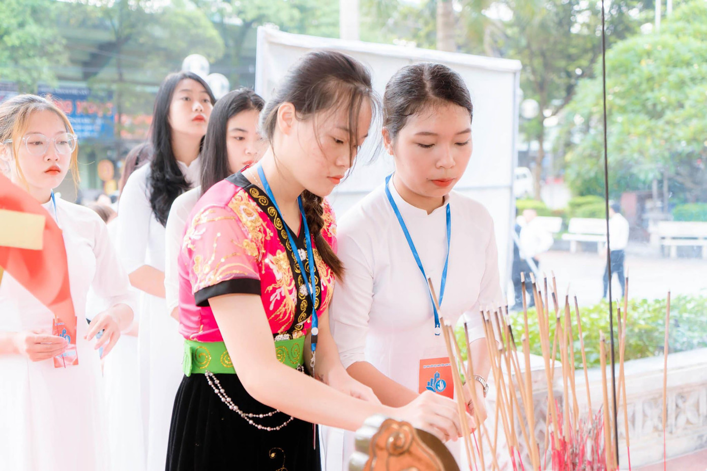 Các đại biểu thắp hương tưởng nhớ Chủ tịch Hồ Chí Minh. Các đại biểu thắp hương tưởng nhớ Chủ tịch Hồ Chí Minh.