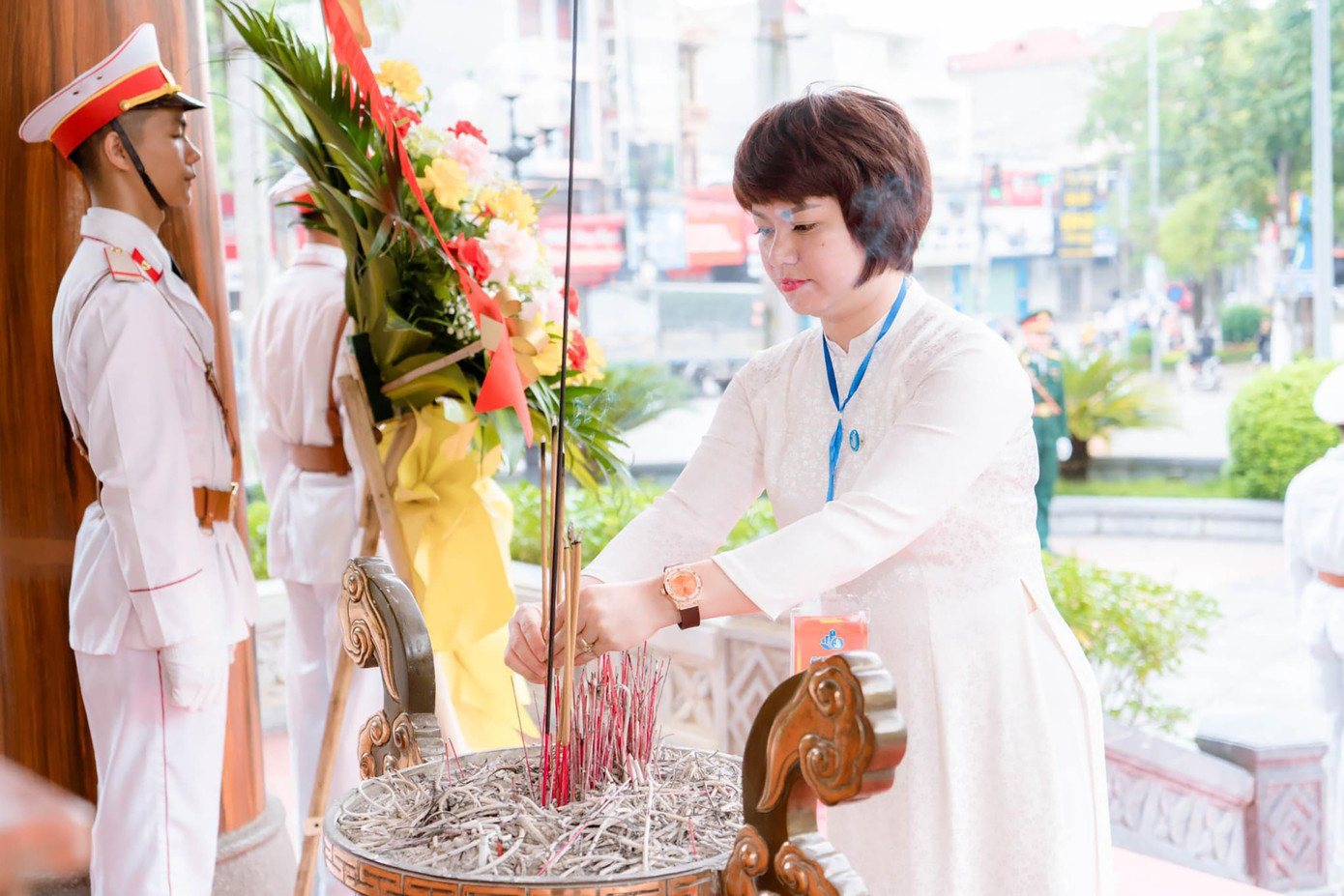 Các đại biểu thắp hương tưởng nhớ Chủ tịch Hồ Chí Minh. Các đại biểu thắp hương tưởng nhớ Chủ tịch Hồ Chí Minh.