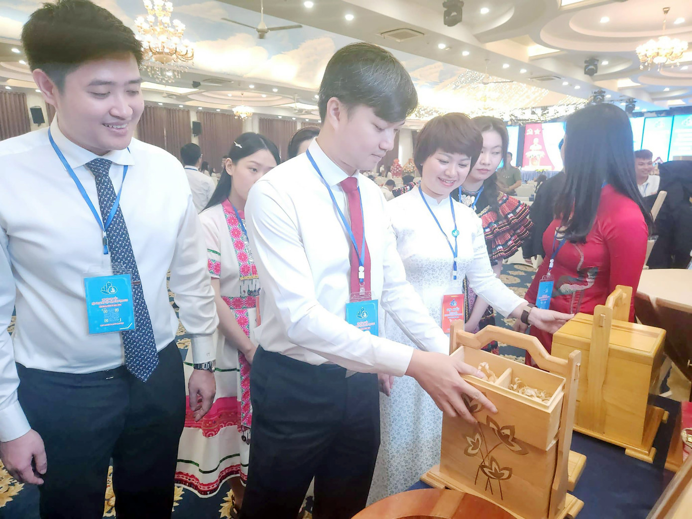 Các đại biểu tham quan gian hàng khởi nghiệp trong sinh viên.