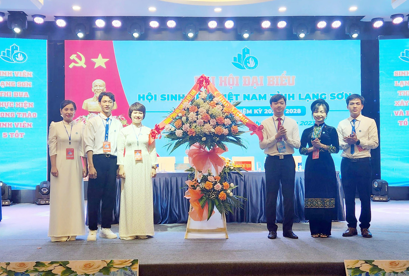 Anh Nguyễn Minh Triết - Bí thư T.Ư Đoàn, Chủ tịch T.Ư Hội Sinh viên Việt Nam, tặng hoa chúc mừng Đại hội.