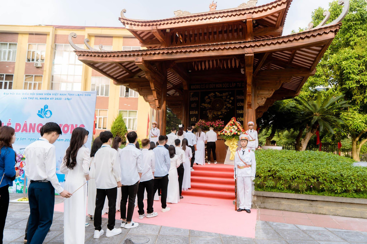 Dự Lễ dâng hương, còn có các đồng chí là Thường trực, Ủy viên Ban Thư ký, Ban Chấp hành Hội Sinh viên tỉnh Lạng Sơn. Dự Lễ dâng hương, còn có các đồng chí là Thường trực, Ủy viên Ban Thư ký, Ban Chấp hành Hội Sinh viên tỉnh Lạng Sơn.