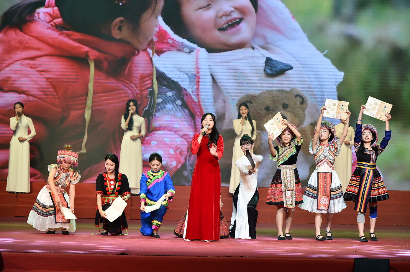 Khắc hoạ lại hình ảnh các Nhà giáo tiêu biểu năm 2024. Khắc hoạ lại hình ảnh các Nhà giáo tiêu biểu năm 2024.