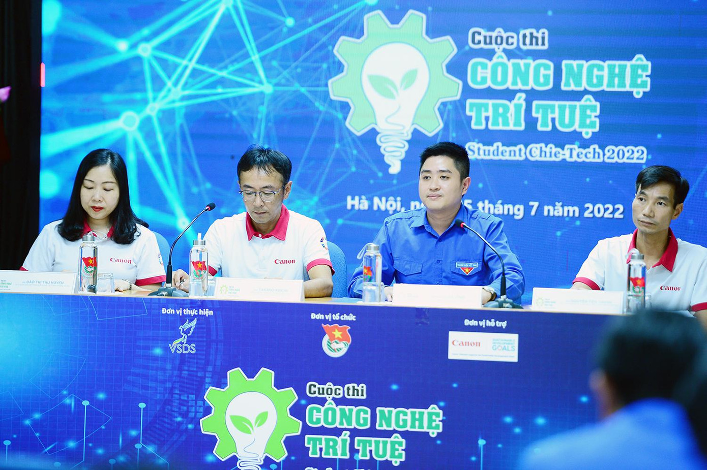 Đại diện BTC chương trình, trao đổi những thắc mắc trong cuộc thi với đông đảo phóng viên, báo chí cũng như các thí sinh.