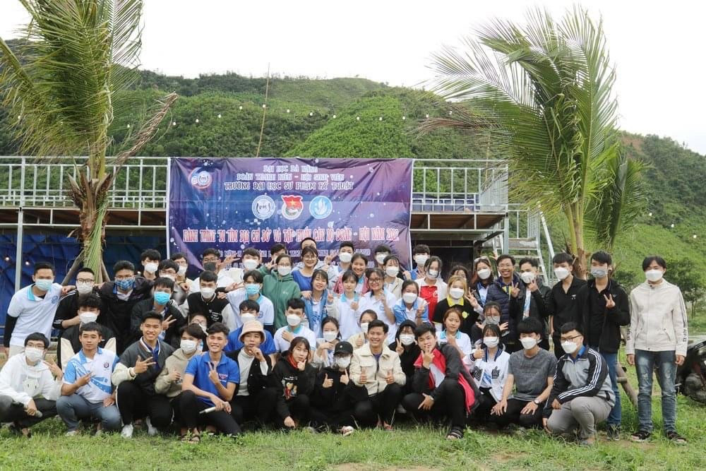 Nữ sinh viên ĐH Đà Nẵng thường xuyên tham gia các hoạt động cộng đồng.