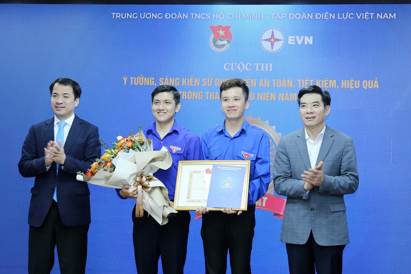 Anh Ngô Văn Cương - Bí thư T.Ư Đoàn (ngoài cùng, bên trái) và lãnh đạo Tập đoàn Điện lực Việt Nam trao Giải Nhất cho ý tưởng đến từ TP. HCM.