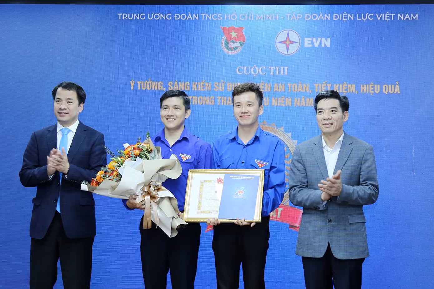 Anh Ngô Văn Cương - Bí thư T.Ư Đoàn (ngoài cùng, bên trái) và lãnh đạo Tập đoàn Điện lực Việt Nam trao Giải Nhất cho ý tưởng đến từ TP. HCM.