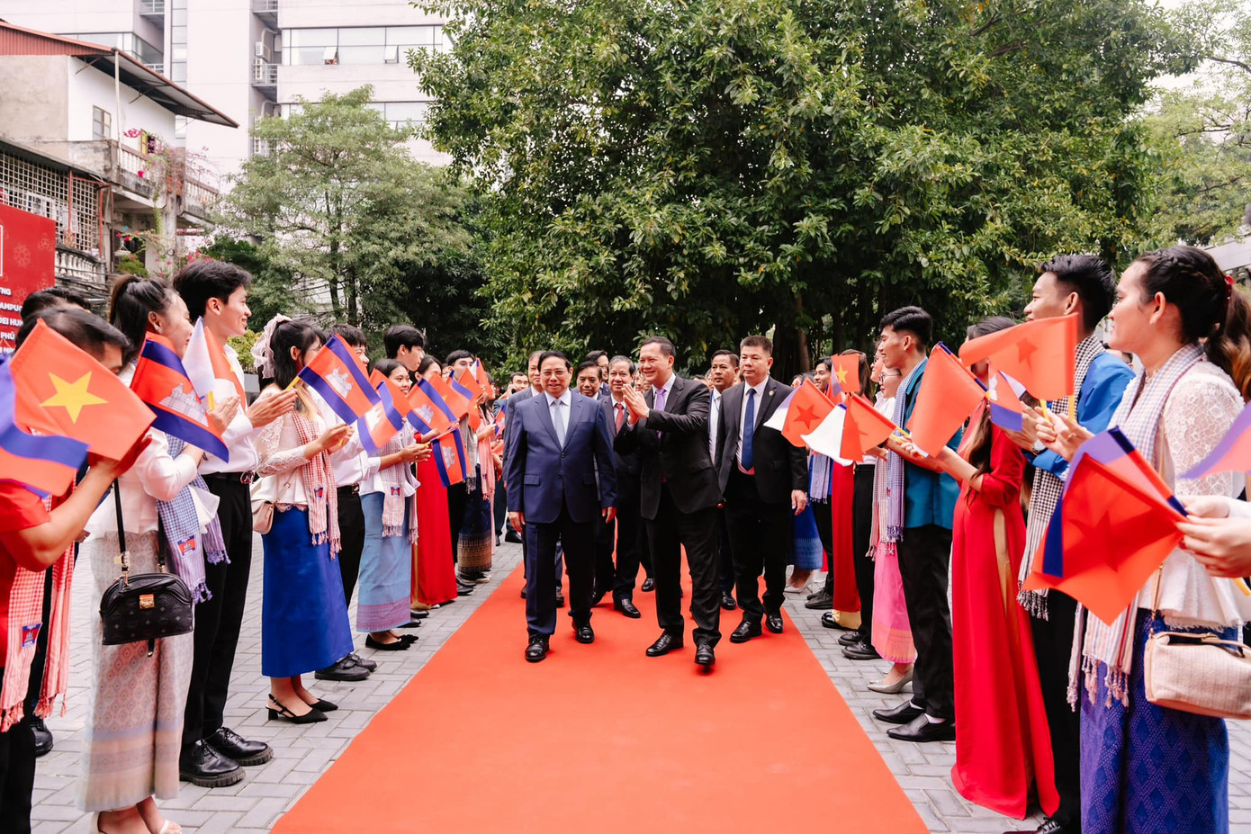 Sinh viên trường ĐH Ngoại thương chào đón Thủ tướng Chính phủ Phạm Minh Chính và Thủ tướng Campuchia Samdech Moha Bovor Thipadei Hun Manet đến thăm. Sinh viên trường ĐH Ngoại thương chào đón Thủ tướng Chính phủ Phạm Minh Chính và Thủ tướng Campuchia Samdech Moha Bovor Thipadei Hun Manet đến thăm.