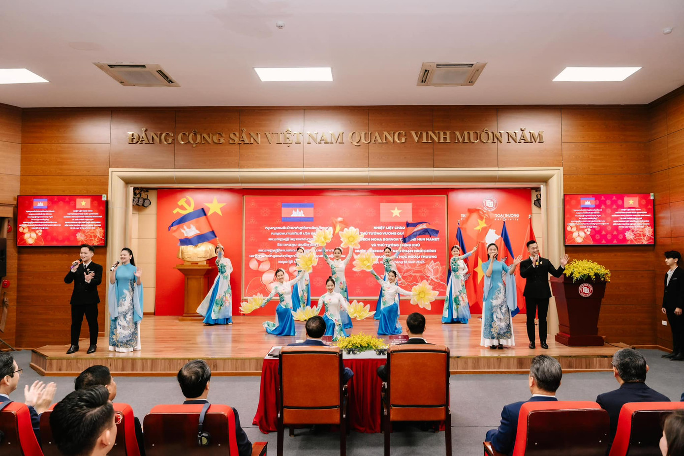 Thủ tướng Campuchia Hun Manet có chuyến thăm chính thức Việt Nam trong hai ngày 11 - 12/12, theo lời mời của Thủ tướng Phạm Minh Chính. Thủ tướng Campuchia Hun Manet có chuyến thăm chính thức Việt Nam trong hai ngày 11 - 12/12, theo lời mời của Thủ tướng Phạm Minh Chính.