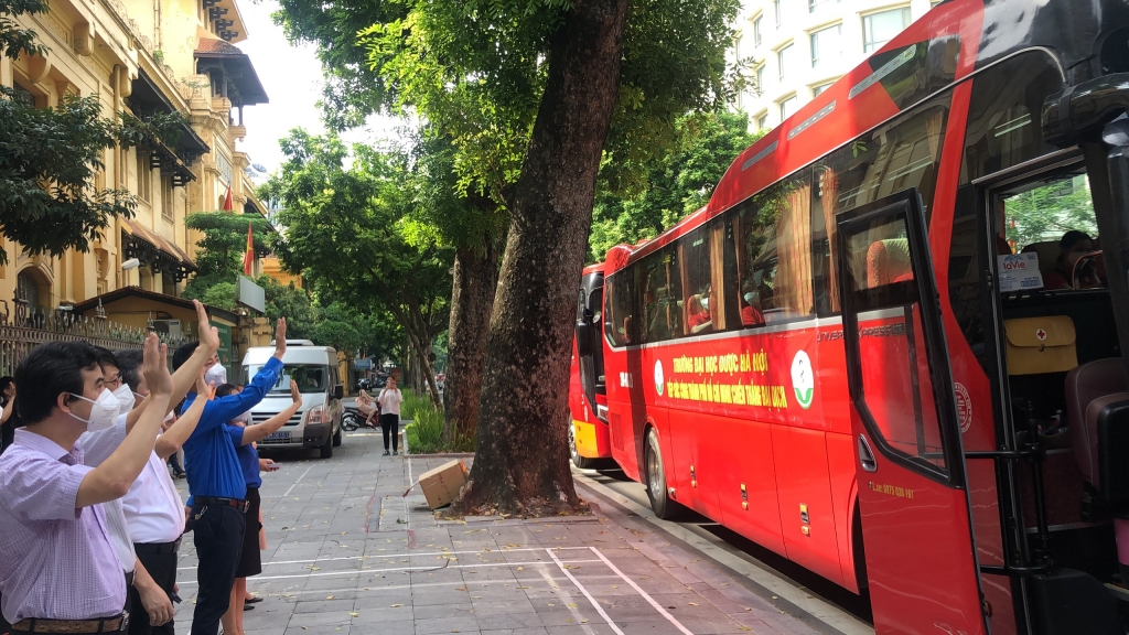 Chuyến xe chở các thầy cô giáo, sinh viên trường ĐH Dược Hà Nội lên đường vào miền Nam chống dịch. Gần 5 nghìn lượt bạn trẻ Thủ đô đăng ký tình nguyện đi chống dịch