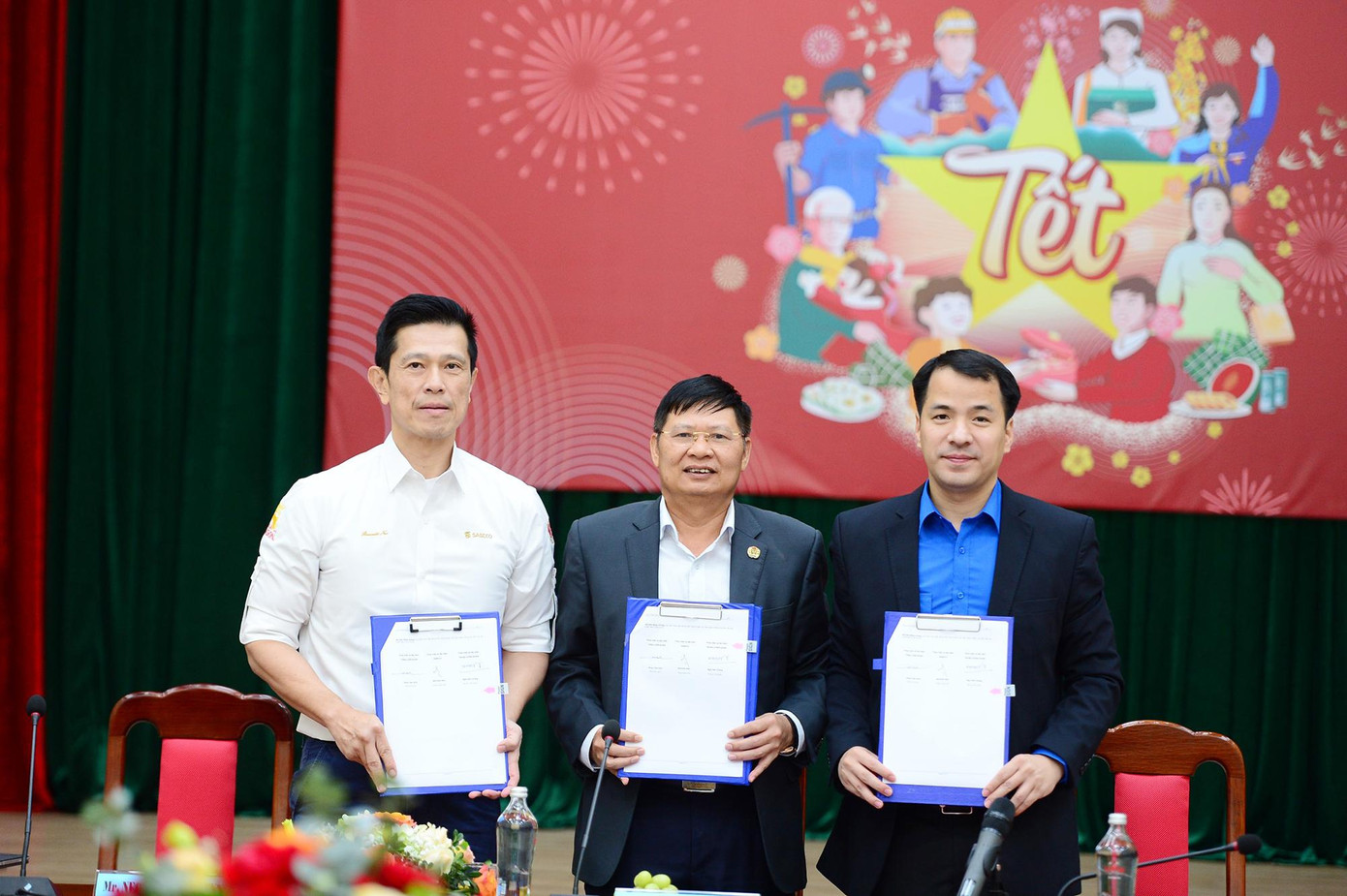 Nhân dịp này, T.Ư Đoàn, Tổng Liên đoàn Lao động Việt Nam và Sabeco kí kết thoả thuận chương trình “Cùng nhau làm nên Tết” năm 2023. Ảnh: DƯƠNG TRIỀU Nhân dịp này, T.Ư Đoàn, Tổng Liên đoàn Lao động Việt Nam và Sabeco kí kết thoả thuận chương trình “Cùng nhau làm nên Tết” năm 2023. Ảnh: DƯƠNG TRIỀU