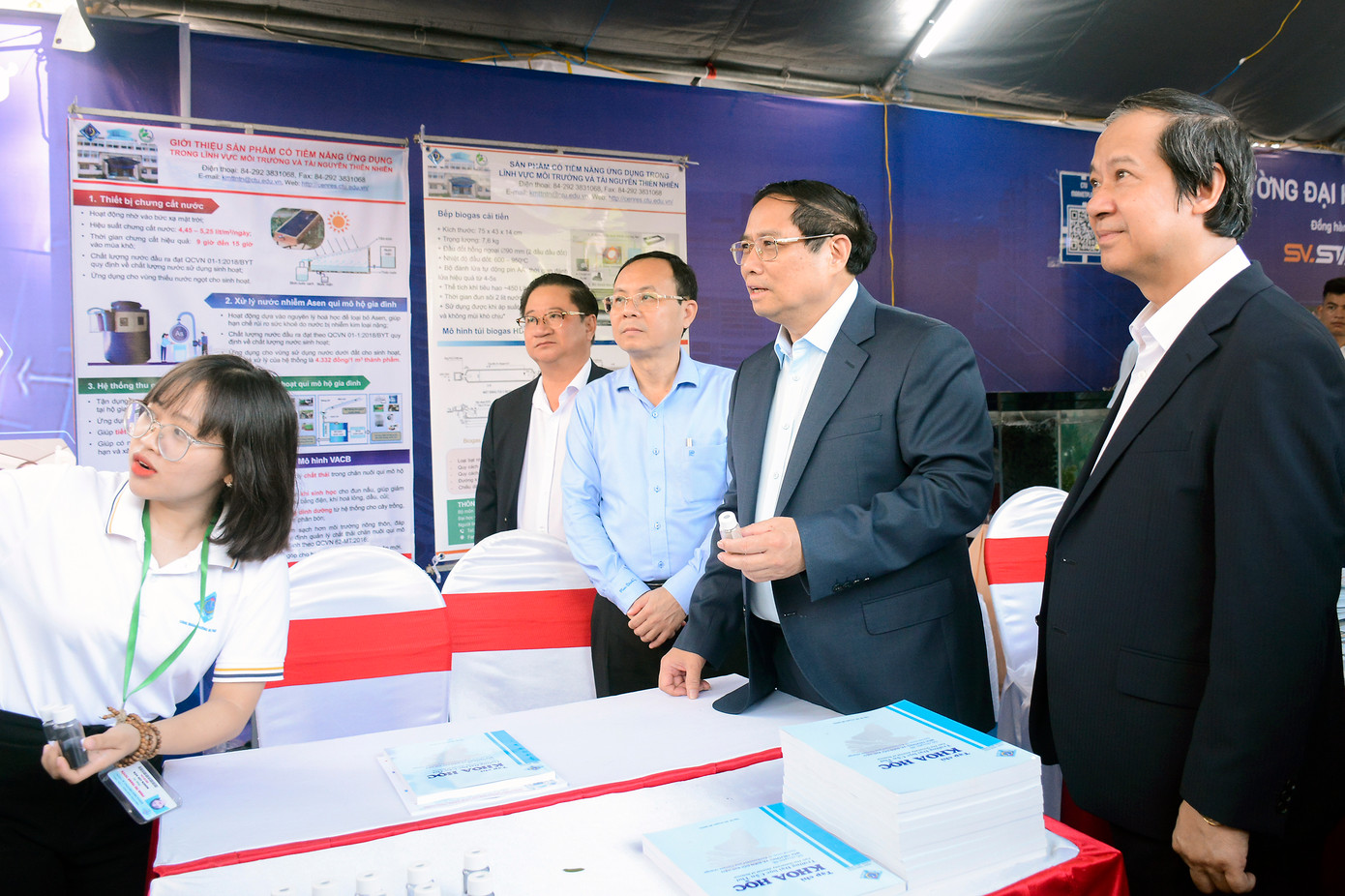 Thủ tướng Phạm Minh Chính cùng các đại biểu tham quan gian hàng khởi nghiệp của học sinh, sinh viên.