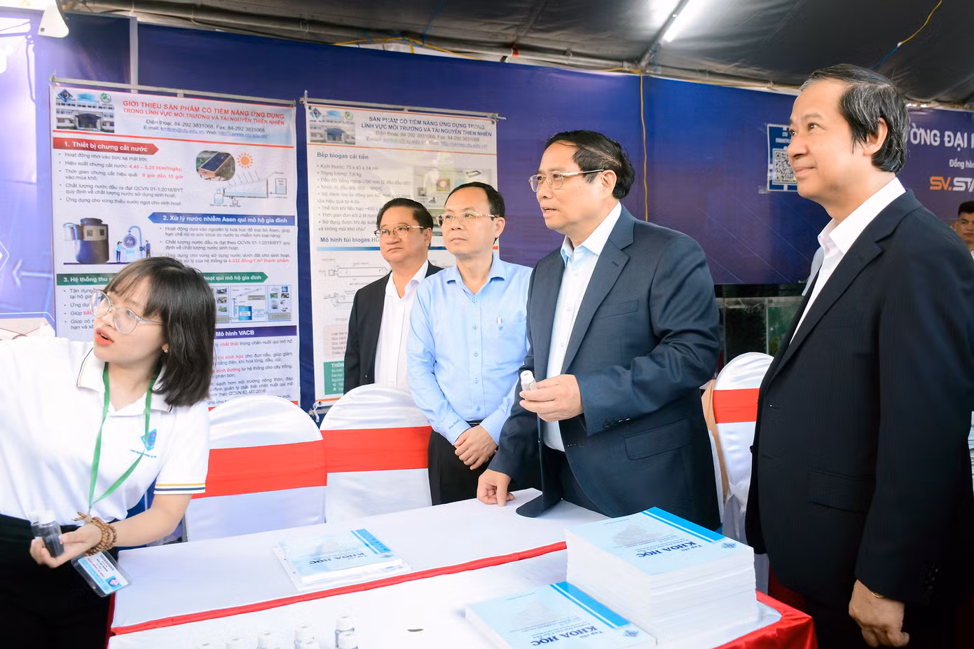 Thủ tướng Phạm Minh Chính cùng các đại biểu tham quan gian hàng khởi nghiệp của học sinh, sinh viên.