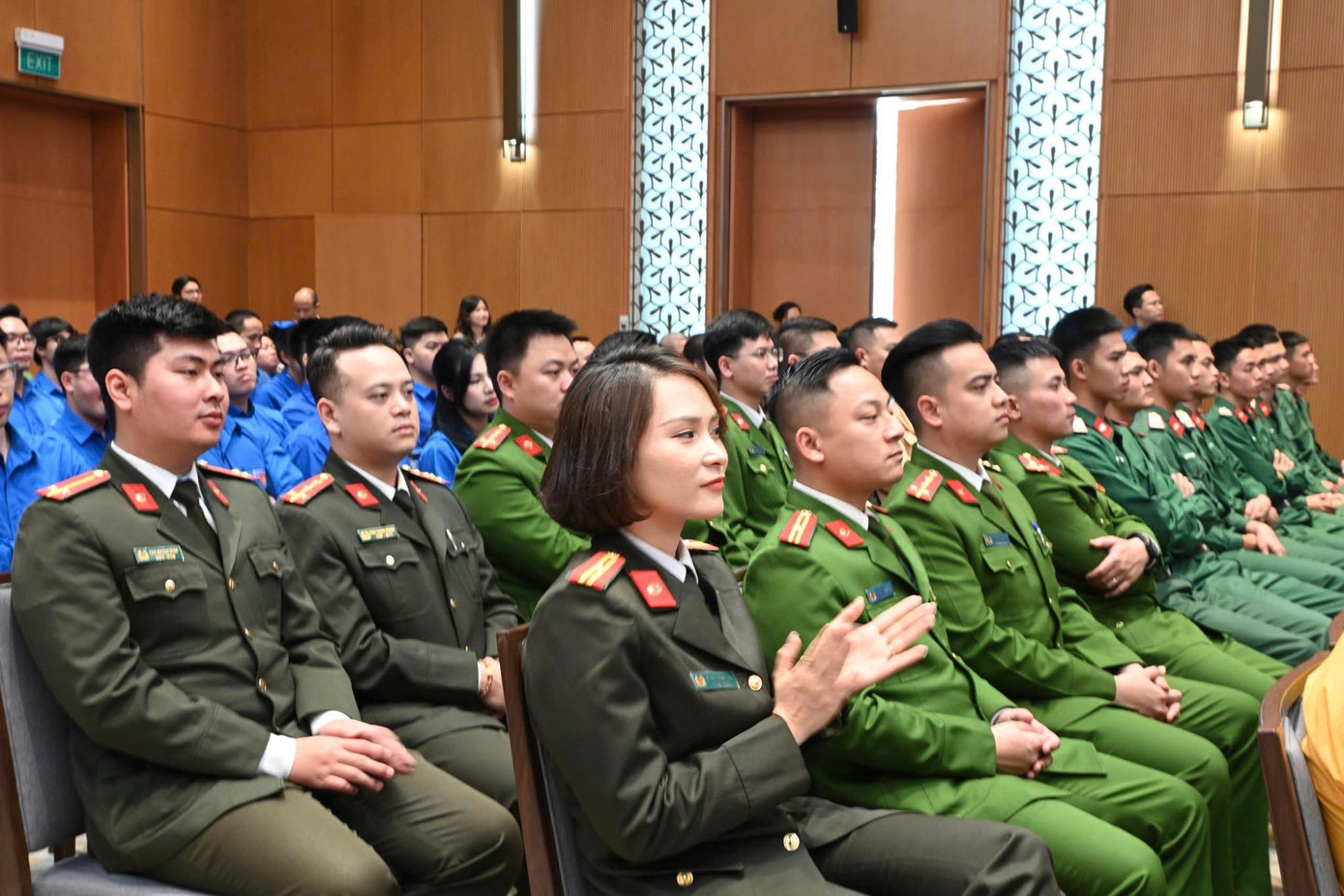 Hơn 300 đại biểu thanh niên từ khắp mọi miền đất nước tham dự chương trình. Hơn 300 đại biểu thanh niên từ khắp mọi miền đất nước tham dự chương trình.