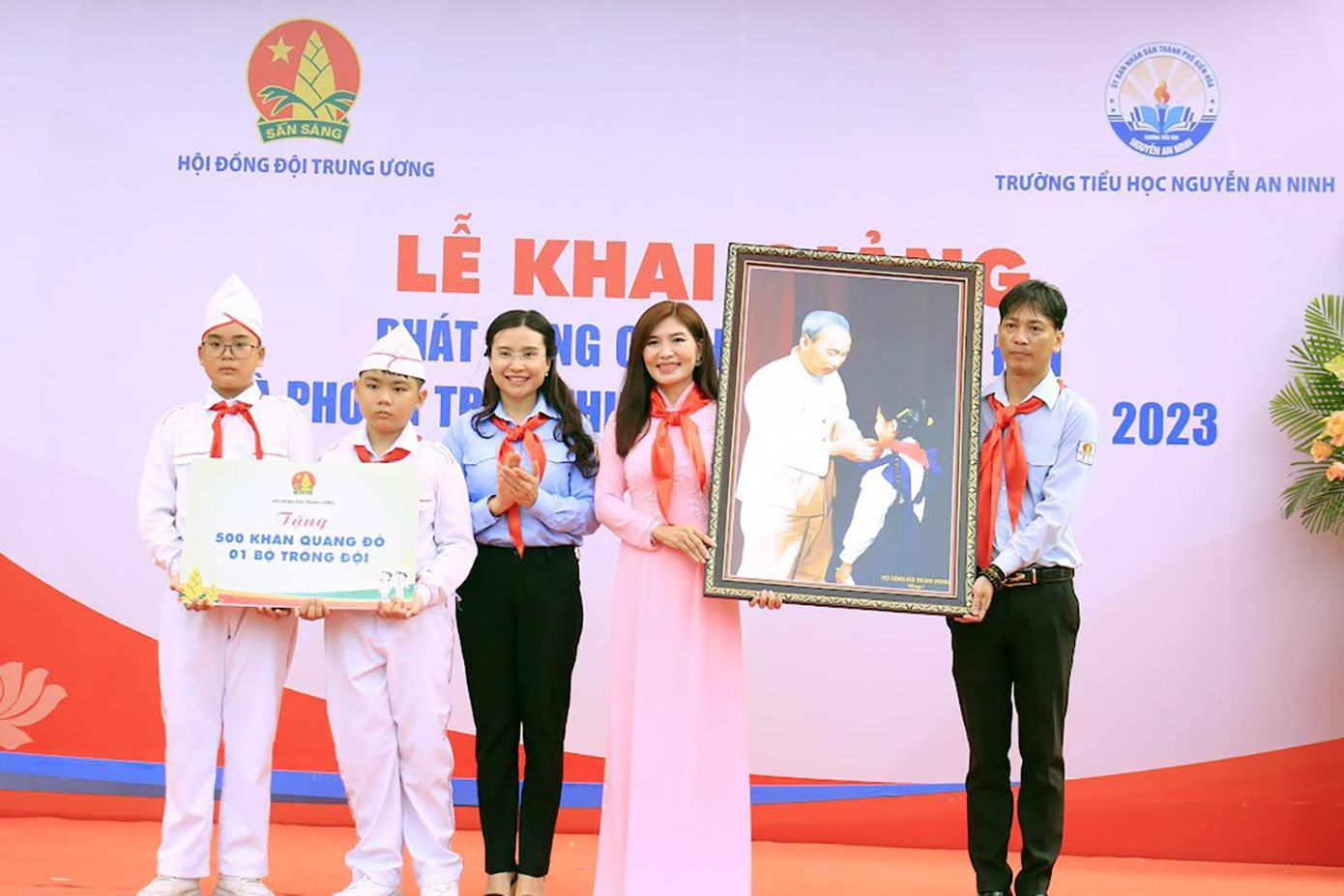 Chị Nguyễn Phạm Duy Trang - Bí thư T.Ư Đoàn, Chủ tịch Hội đồng Đội T.Ư dự Lễ khai giảng ở tỉnh Đồng Nai và trao nguồn lực gần 1,2 tỉ đồng, trong đó bảo trợ dài hạn cho 49 trẻ em mồ côi do dịch COVID-19. Tại Lễ phát động, Hội đồng Đội T.Ư trao tặng Nhà trường bức tranh "Bác Hồ quàng khăn đỏ cho thiếu nhi", 500 khăn quàng đỏ, một bộ trống Đội và tặng 30 suất học bổng cho 30 em thiếu nhi vượt khó học tốt (mỗi suất 1 triệu đồng) cho trường Tiểu học Nguyễn Anh Ninh (TP. Biên Hoà, Đồng Nai). Chị Nguyễn Phạm Duy Trang - Bí thư T.Ư Đoàn, Chủ tịch Hội đồng Đội T.Ư dự Lễ khai giảng ở tỉnh Đồng Nai và trao nguồn lực gần 1,2 tỉ đồng, trong đó bảo trợ dài hạn cho 49 trẻ em mồ côi do dịch COVID-19. Tại Lễ phát động, Hội đồng Đội T.Ư trao tặng Nhà trường bức tranh "Bác Hồ quàng khăn đỏ cho thiếu nhi", 500 khăn quàng đỏ, một bộ trống Đội và tặng 30 suất học bổng cho 30 em thiếu nhi vượt khó học tốt (mỗi suất 1 triệu đồng) cho trường Tiểu học Nguyễn Anh Ninh (TP. Biên Hoà, Đồng Nai).