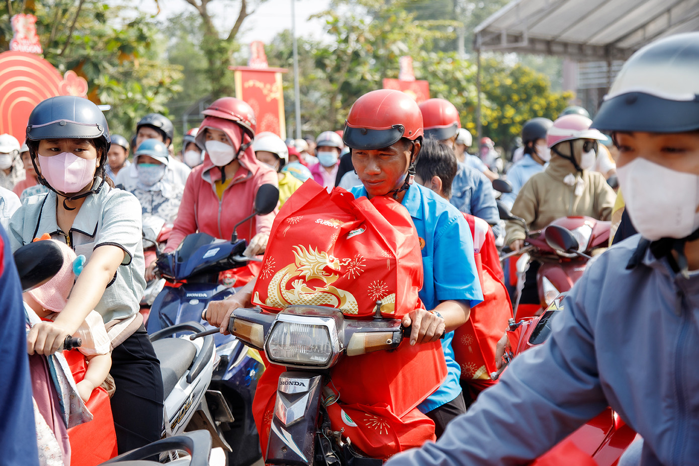 Người thụ hưởng vui mừng mang túi quà Tết về nhà. Người thụ hưởng vui mừng mang túi quà Tết về nhà.