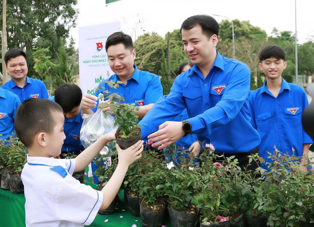 Anh Ngô Văn Cương - Bí thư T.Ư Đoàn, Chủ nhiệm Ủy ban Kiểm tra T.Ư Đoàn và Bí thư Tỉnh Đoàn Nghệ An Lê Văn Lương triển khai chương trình đổi phế liệu lấy cây xanh trong ngày "Chủ nhật xanh" toàn quốc tại Nghệ An. Anh Ngô Văn Cương - Bí thư T.Ư Đoàn, Chủ nhiệm Ủy ban Kiểm tra T.Ư Đoàn và Bí thư Tỉnh Đoàn Nghệ An Lê Văn Lương triển khai chương trình đổi phế liệu lấy cây xanh trong ngày "Chủ nhật xanh" toàn quốc tại Nghệ An.