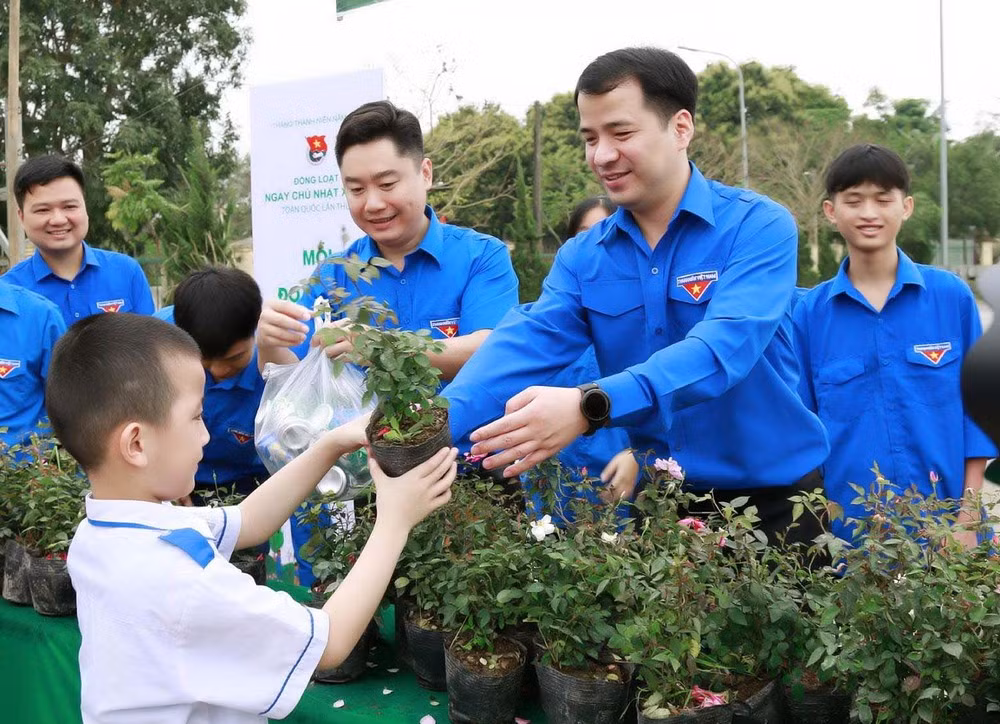 Anh Ngô Văn Cương - Bí thư T.Ư Đoàn, Chủ nhiệm Ủy ban Kiểm tra T.Ư Đoàn và Bí thư Tỉnh Đoàn Nghệ An Lê Văn Lương triển khai chương trình đổi phế liệu lấy cây xanh trong ngày "Chủ nhật xanh" toàn quốc tại Nghệ An.
