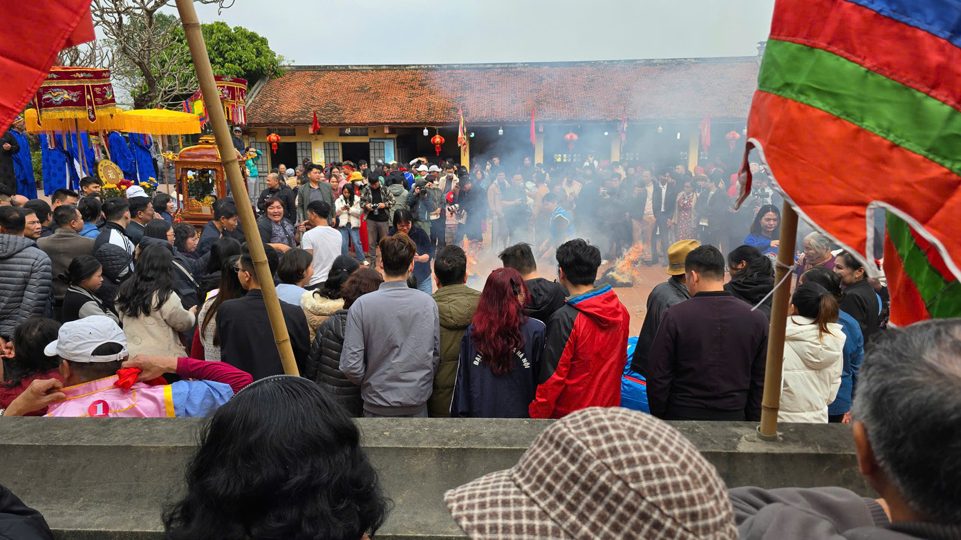 Không khí lễ hội cực kỳ náo nhiệt, thu hút không chỉ người dân trong làng mà cả đông đảo du khách thập phương từ khắp nơi đổ về. Ai cũng háo hức chứng kiến màn tranh tài "có một không hai" và thậm chí còn muốn thử sức với những thử thách cam go.