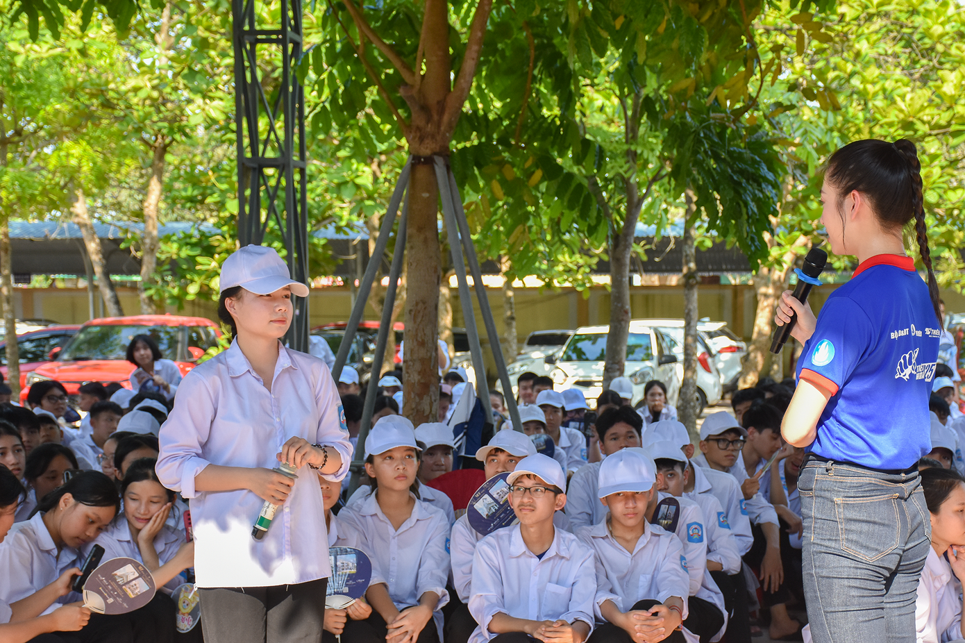 Hàng chục câu hỏi được học sinh Hà Tĩnh gửi đến Hoa hậu Lương Thùy Linh.