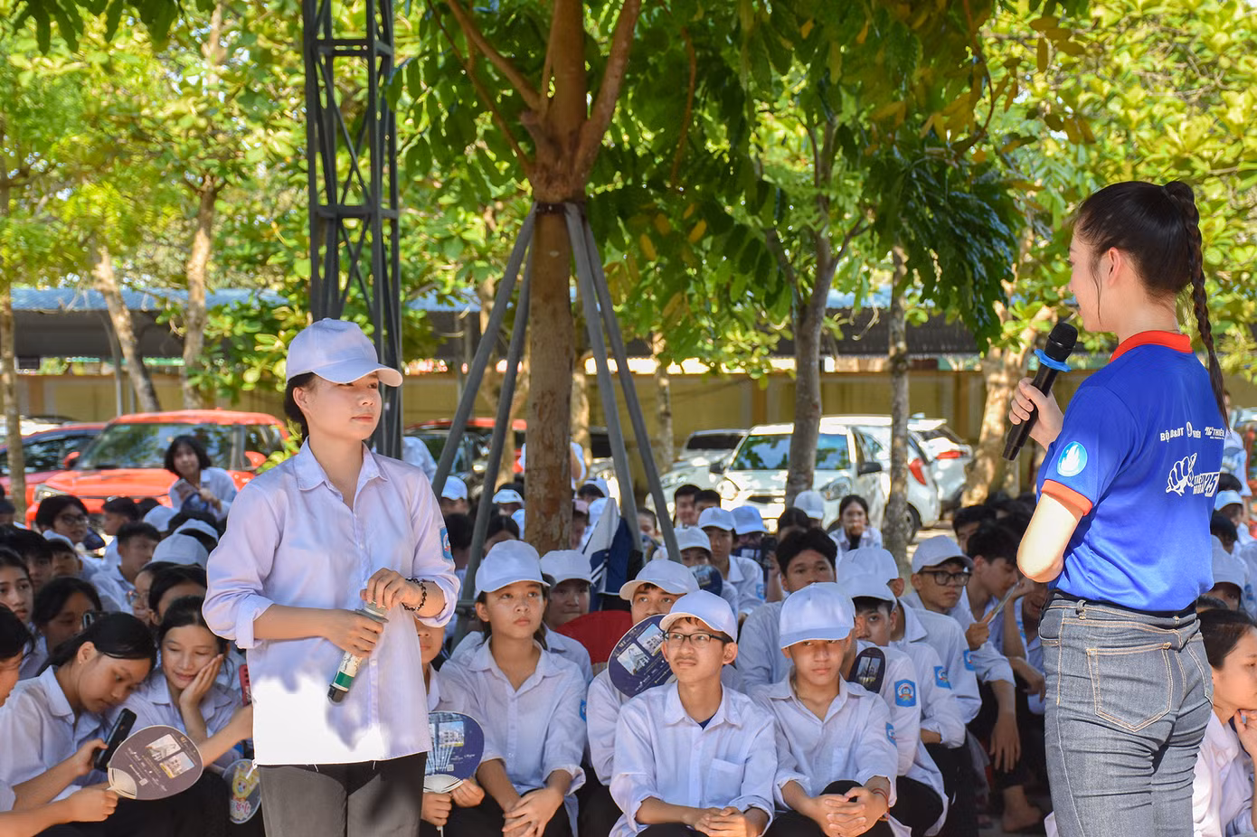 Hàng chục câu hỏi được học sinh Hà Tĩnh gửi đến Hoa hậu Lương Thùy Linh.