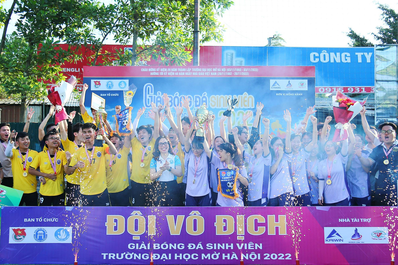 Kết quả, đội đến từ Khoa Công nghệ thông tin giành ngôi vị vô địch bóng đá nam, đội bóng Khoa Luật giành chức vô địch bóng đá nữ.