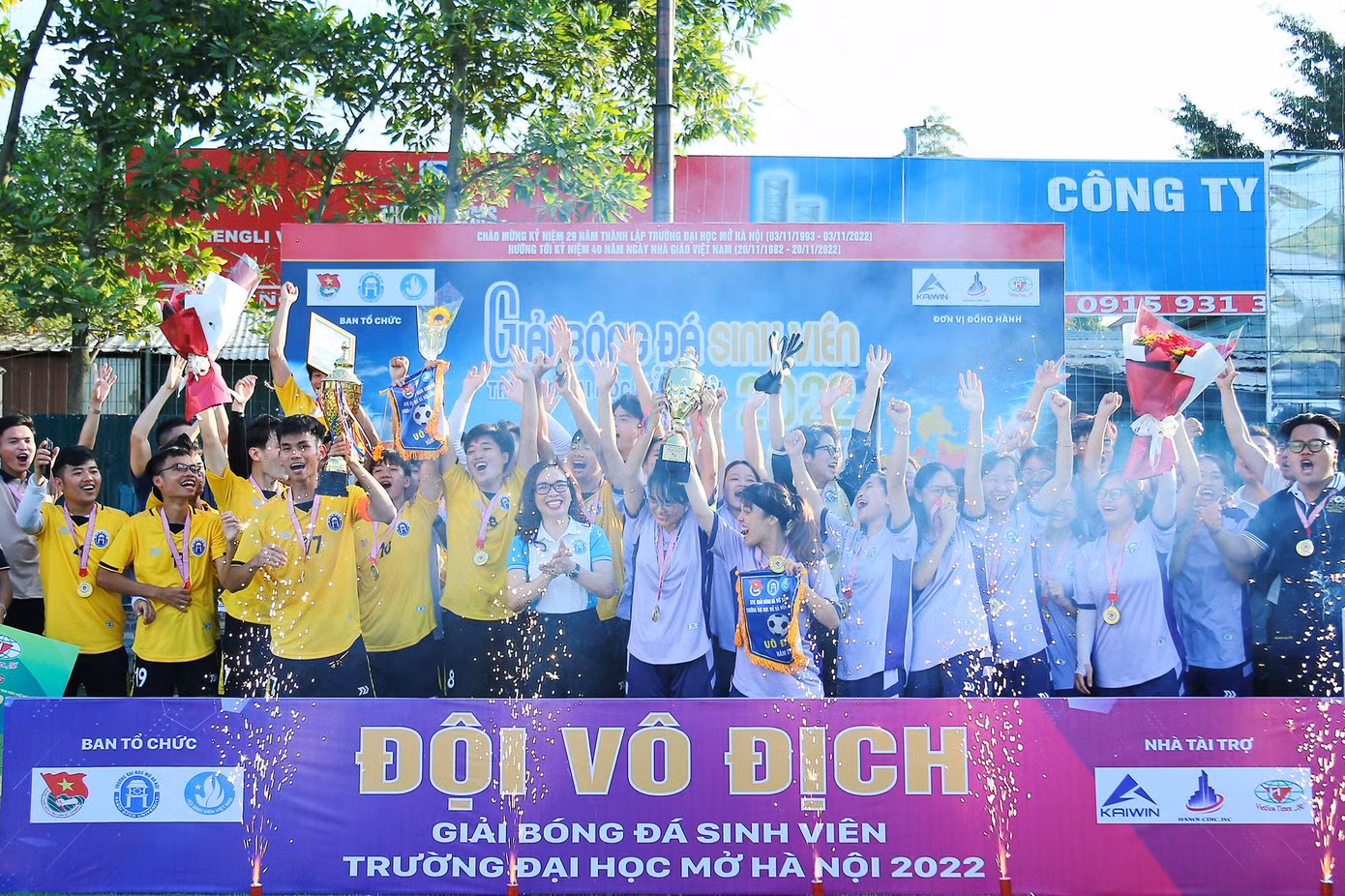 Kết quả, đội đến từ Khoa Công nghệ thông tin giành ngôi vị vô địch bóng đá nam, đội bóng Khoa Luật giành chức vô địch bóng đá nữ.