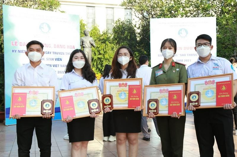 Minh Trí được T.Ư Hội Sinh viên Việt Nam trao tặng Giải thưởng “Sao Tháng Giêng” năm 2021.