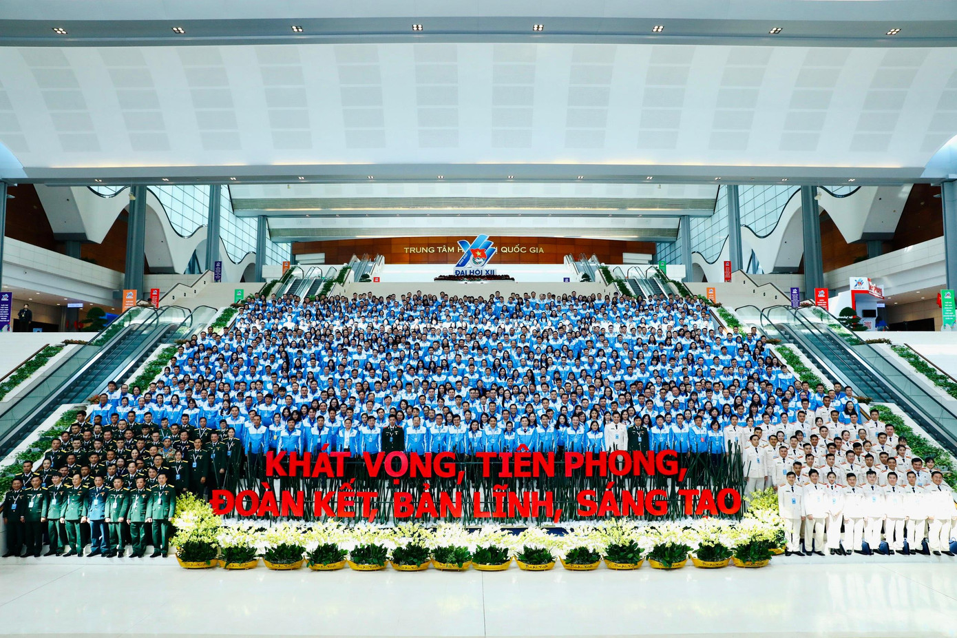 981 đại biểu tham dự Đại hội Đoàn toàn quốc lần thứ XII tạo khối trong bức ảnh tổng thể. 981 đại biểu tham dự Đại hội Đoàn toàn quốc lần thứ XII tạo khối trong bức ảnh tổng thể.