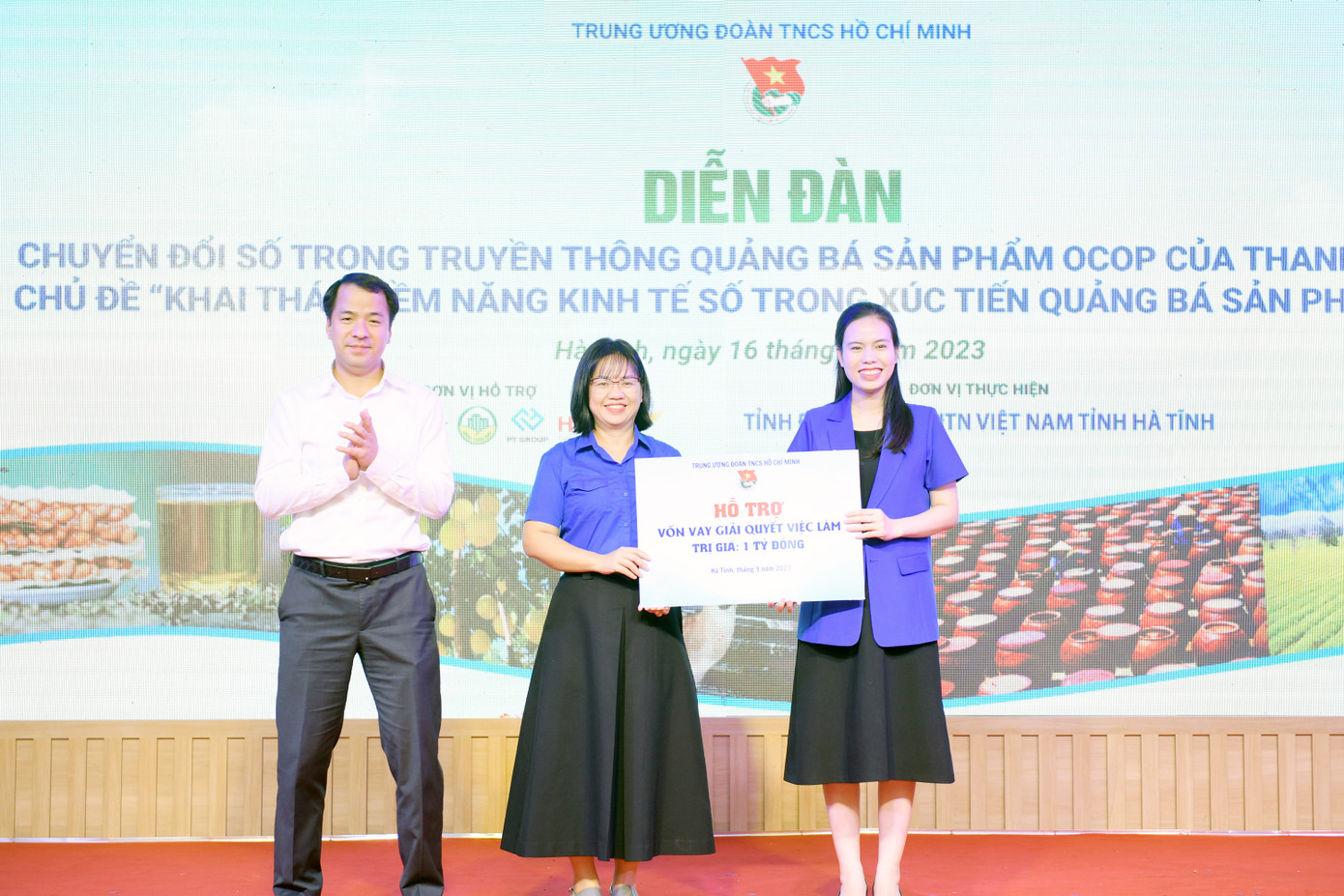 Nhân dịp này, T.Ư Đoàn trao biển tượng trưng hỗ trợ vốn vay giải quyết việc làm trị giá 1 tỉ đồng cho Tỉnh Đoàn Hà Tĩnh. Nhân dịp này, T.Ư Đoàn trao biển tượng trưng hỗ trợ vốn vay giải quyết việc làm trị giá 1 tỉ đồng cho Tỉnh Đoàn Hà Tĩnh.