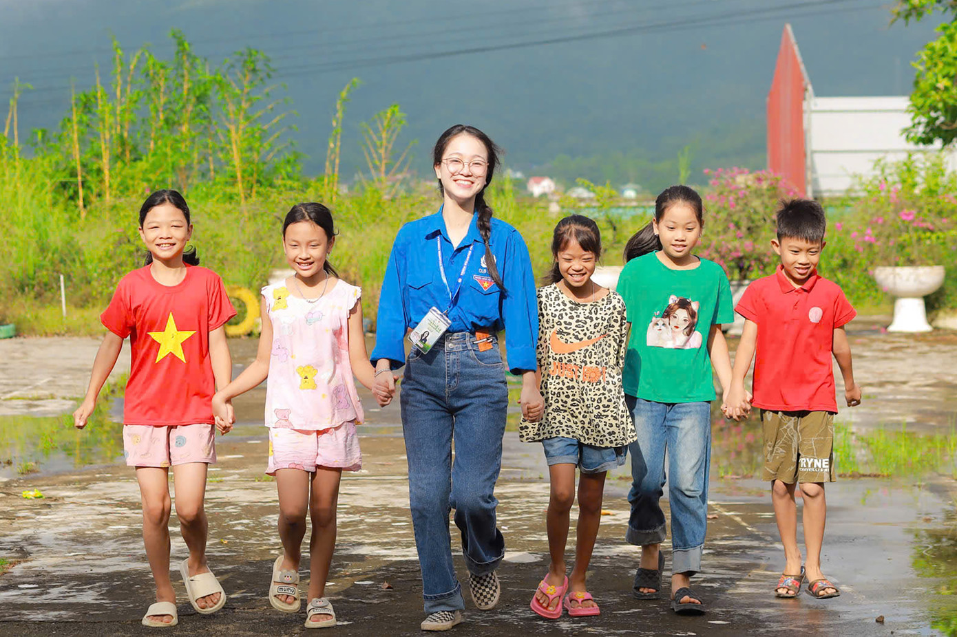 Bên cạnh công việc nghiên cứu, Nhung còn tích cực tham gia các hoạt động Đoàn và phong trào sinh viên.