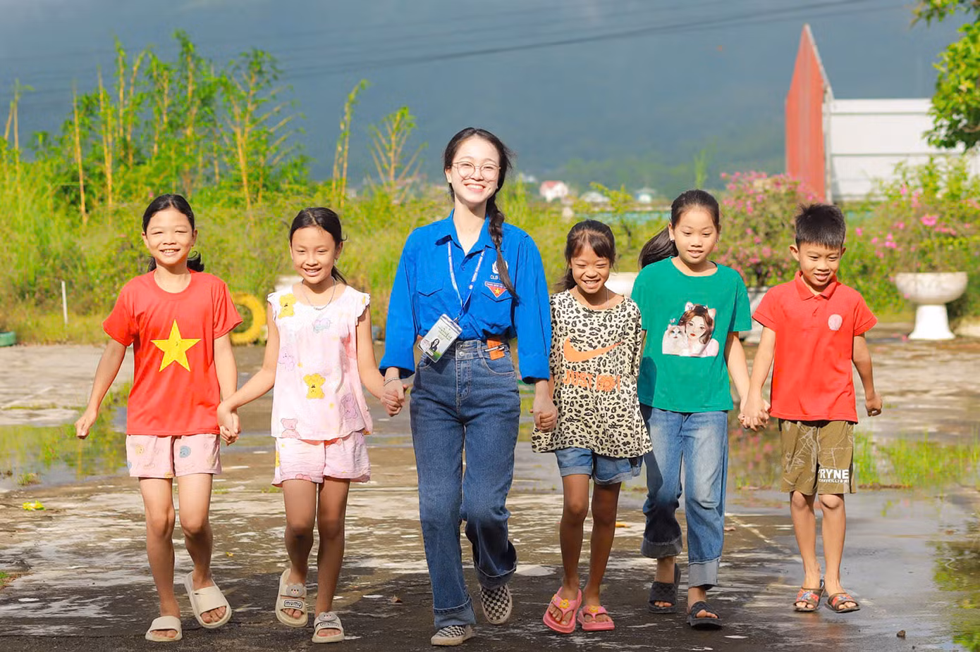 Bên cạnh công việc nghiên cứu, Nhung còn tích cực tham gia các hoạt động Đoàn và phong trào sinh viên.
