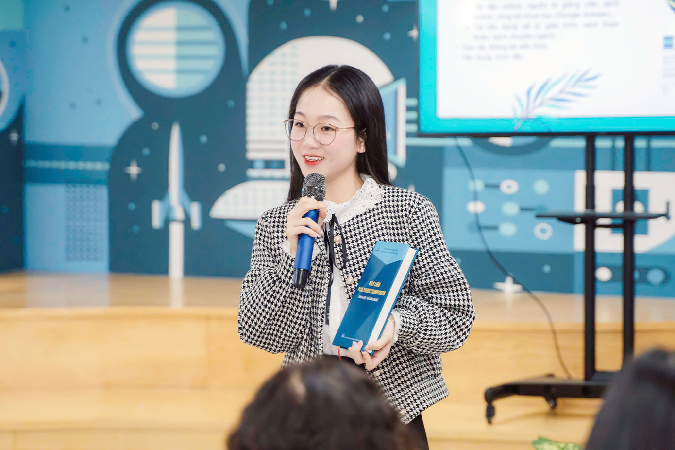 Mặc dù bắt đầu hành trình nghiên cứu khoa học khá muộn so với bạn bè, Bùi Hạnh Nhung đã nhanh chóng bứt phá và tìm thấy niềm đam mê sâu sắc với lĩnh vực này.