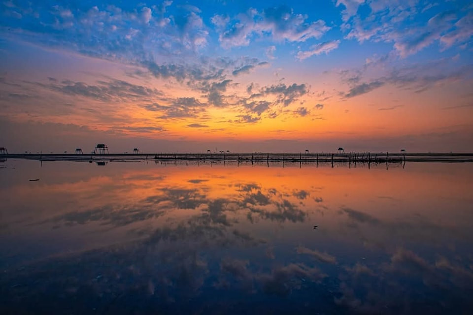 Trên biển Cồn Đen, nếu vào ngày đẹp trời, xuất hiện nhiều màu sắc hấp dẫn. Ảnh: Đoàn Ngọc Anh Trên biển Cồn Đen, nếu vào ngày đẹp trời, xuất hiện nhiều màu sắc hấp dẫn. Ảnh: Đoàn Ngọc Anh