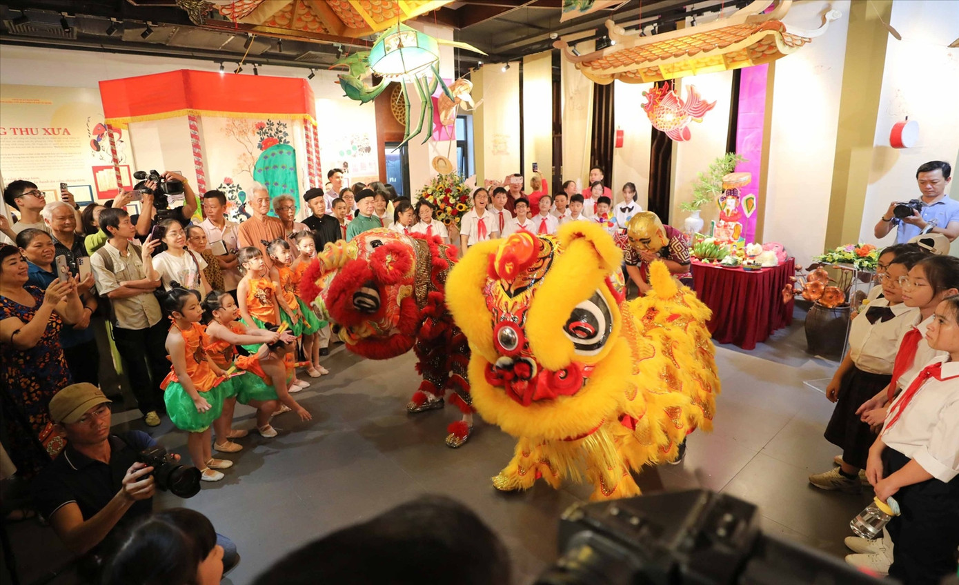 Phường Hàng Buồm (Q. Hoàn Kiếm, TP. Hà Nội), tổ chức hoạt động trang trí không gian văn hóa truyền thống. Phường Hàng Buồm (Q. Hoàn Kiếm, TP. Hà Nội), tổ chức hoạt động trang trí không gian văn hóa truyền thống.