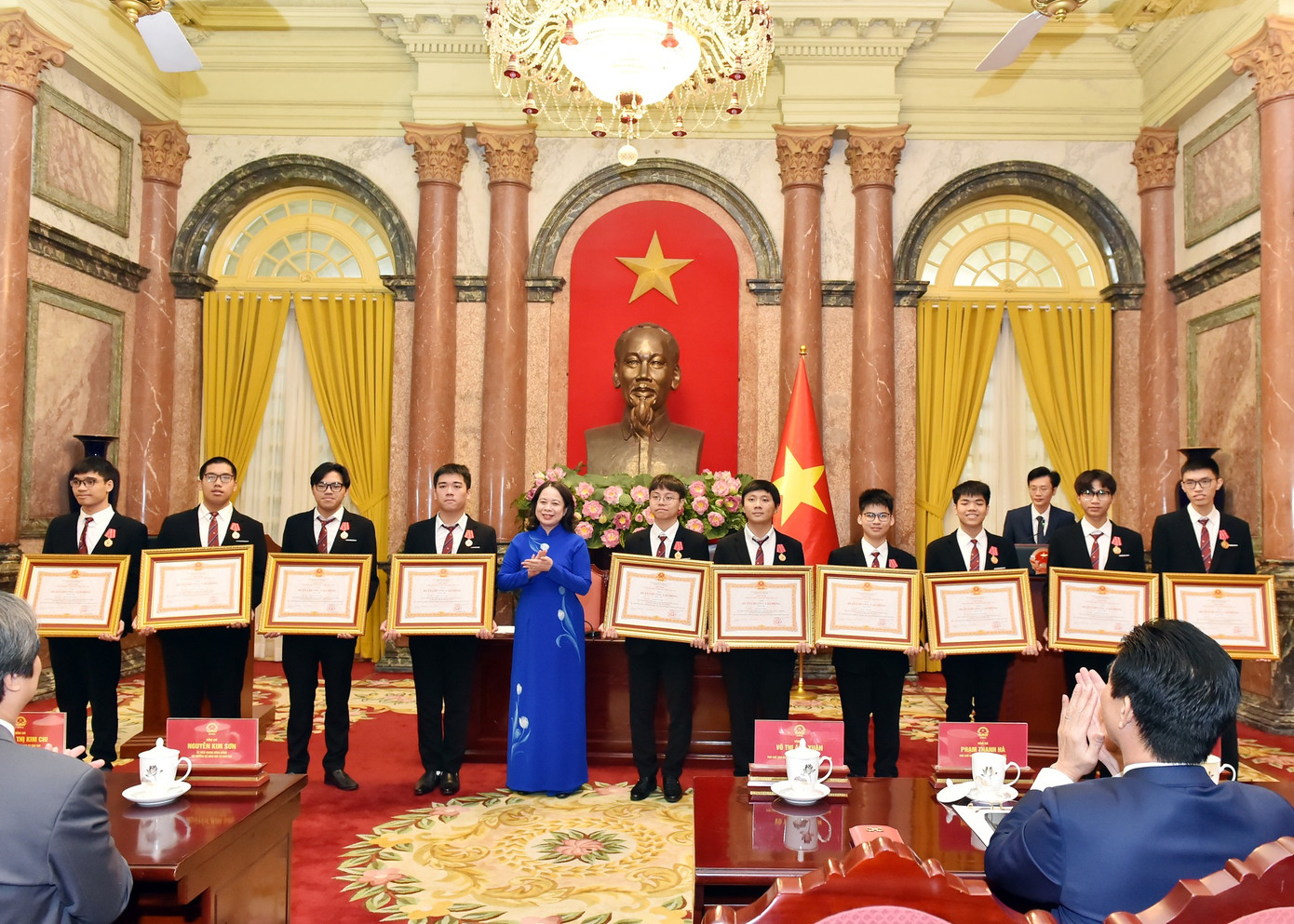 Phó Chủ tịch nước trao tặng Huân chương Lao động cho các em học sinh - Ảnh: Moet/Trần Hiệp Phó Chủ tịch nước trao tặng Huân chương Lao động cho các em học sinh - Ảnh: Moet/Trần Hiệp