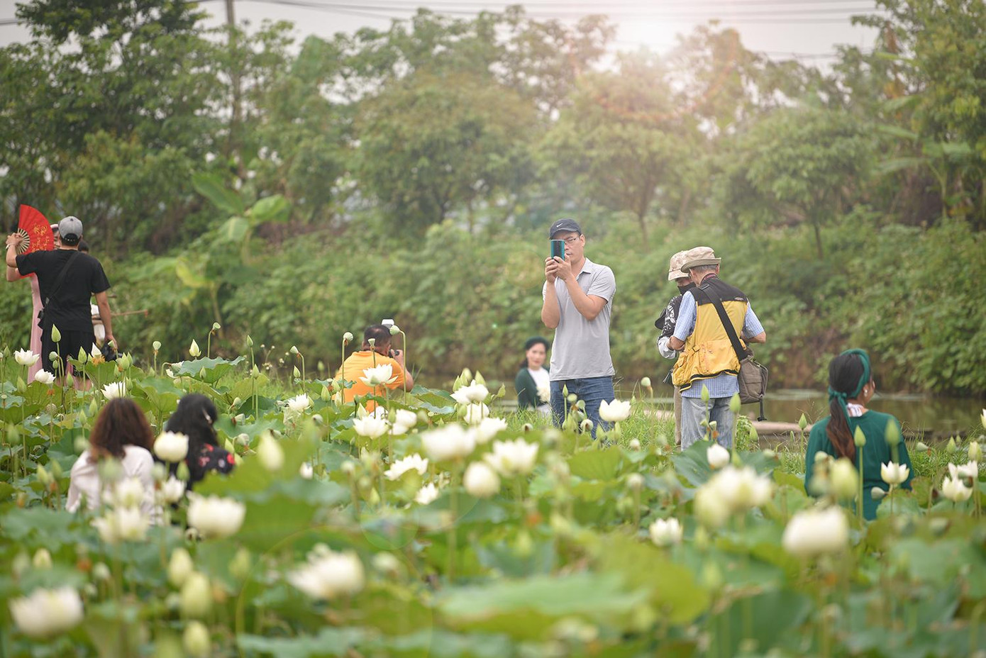Nhiều nhiếp ảnh gia từ mọi miền đến sáng tác.