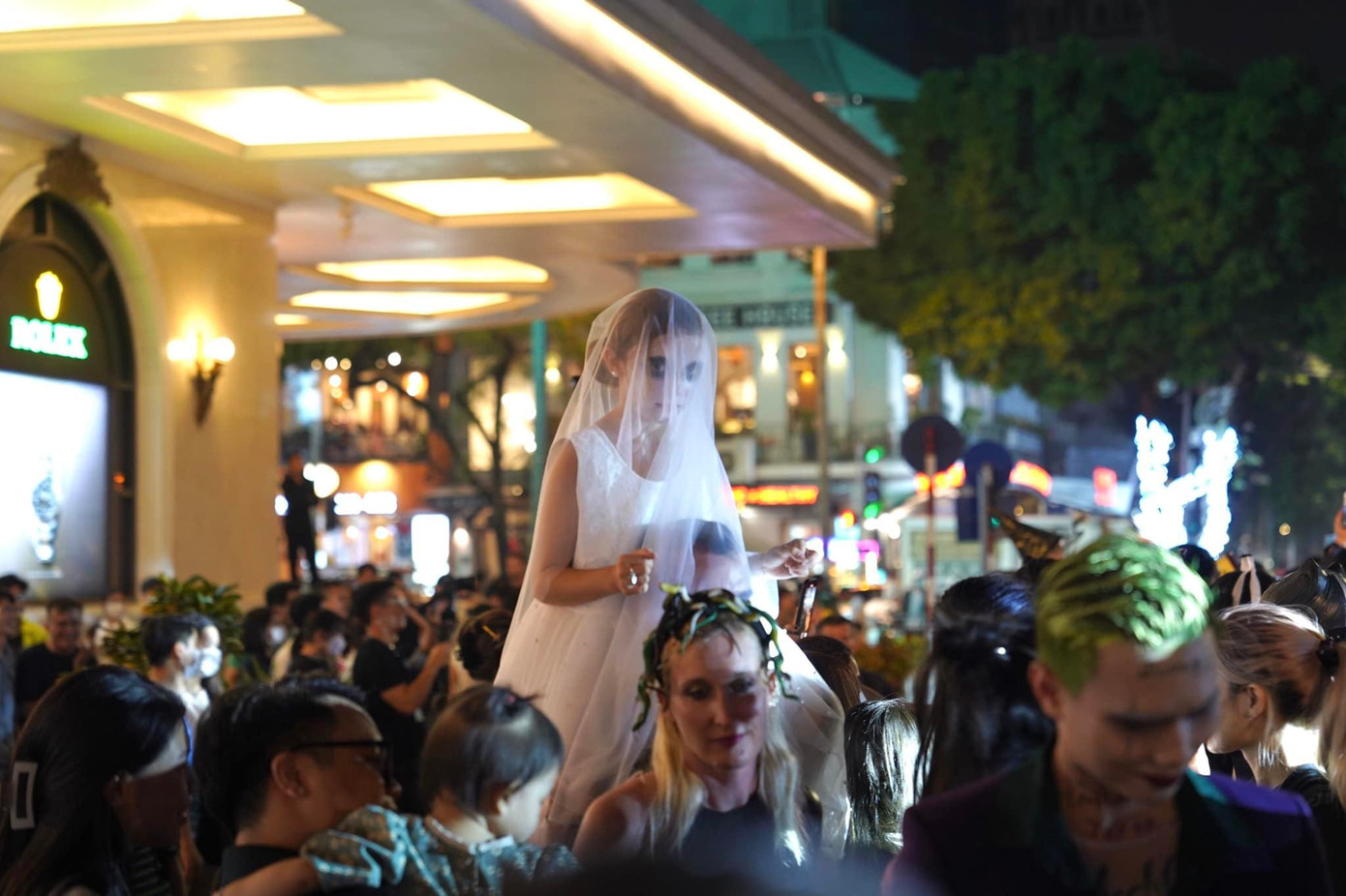 Nhiều hình ảnh rùng rợn xuất hiện trên phố. Ảnh: ĐỨC NGUYỄN