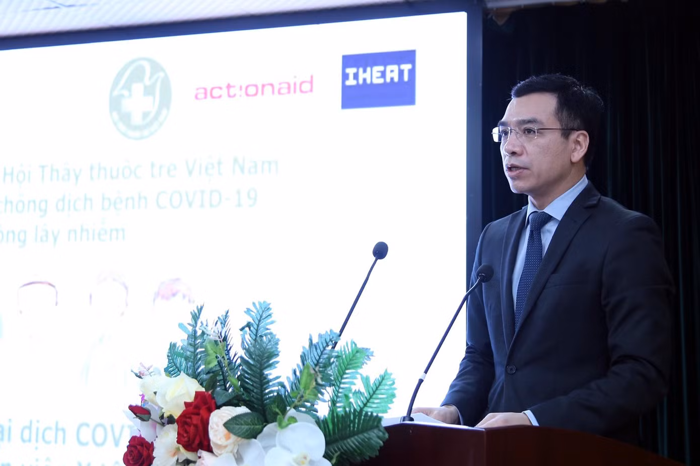 TS. BS Hà Anh Đức, Phó Chủ tịch T.Ư Hội LHTN Việt Nam, Chủ tịch Hội Thầy thuốc trẻ Việt Nam phát biểu tại Hội thảo.